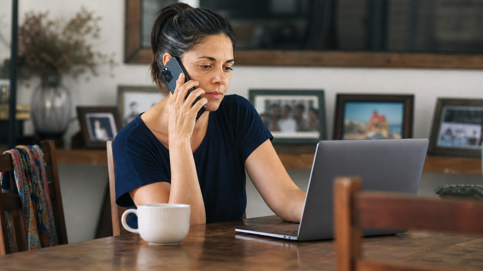 Pessoa recuperando e protegendo uma conta do WhatsApp
